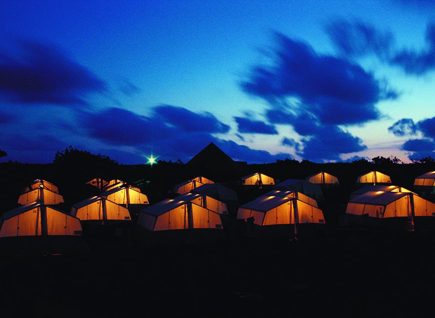 Zeltlager bei Nacht